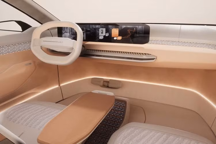 Kia chưa công bố thông số kỹ thuật đầy đủ của EV4, nhưng nhiều khả năng xe sẽ có hai tùy chọn pin là 58.3 kWh và 81.4 kWh, cho quãng đường di chuyển lên đến hơn 600 km/ lần sạc.