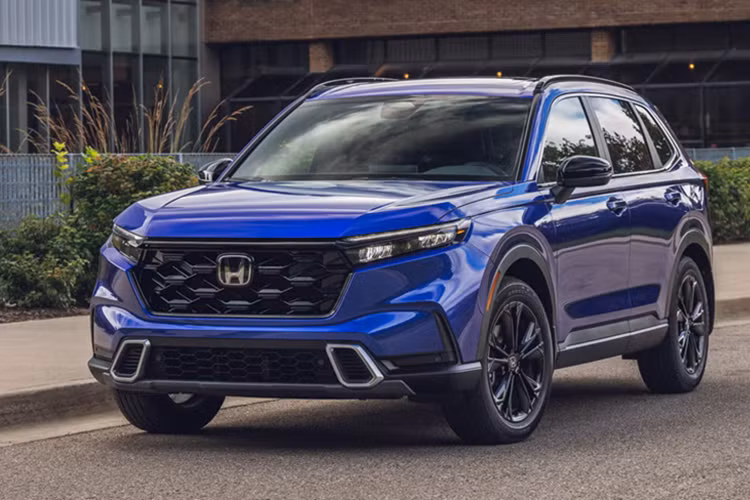  Honda CR-V: 402.791 xe bán ra Mặc dù không thể vượt qua Toyota RAV4 nhưng doanh số của CR-V vẫn tăng 11% so với năm 2023. Theo thông tin từ Honda cho biết hơn một nửa doanh số là từ phiên bản hybrid. 
