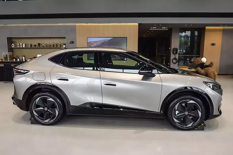 Mẫu SUV điện này sở hữu kích thước dài x rộng x cao lần lượt 4.663 x 1.860 x 1.610 mm và chiều dài cơ sở 2.766 mm. Như vậy, xe được định vị trong phân khúc SUV cỡ C. Khoang nội thất được thiết kế theo hướng cao cấp với các chi tiết mạ vàng trên mặt táp-lô, vô lăng và cửa gió điều hòa.