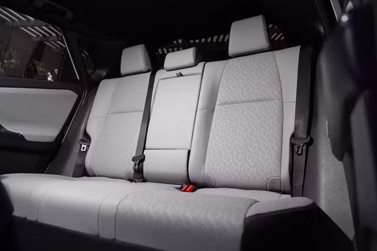 Đây là chuẩn sạc mà nhiều hãng xe khác cũng đang áp dụng. Chưa hết, Subaru Solterra 2026 còn sở hữu khoảng sáng gầm 210 mm cùng hệ thống X-Mode với hai chế độ Snow/Dirt (tuyết/bùn) và Deep Snow/Mud (tuyết sâu/bùn lầy), tích hợp hệ thống điều khiển lực kéo cũng như hệ thống hỗ trợ xuống dốc.