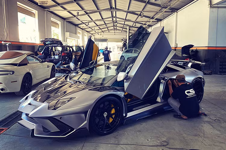 Tổng giá trị cho mẫu siêu xe Lamborghini Aventador độ Duke Dynamics này ước tính trên 1 tỷ đồng và chủ nhân mất gần 3 tháng mới hoàn thành.