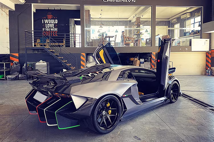 Nhìn từ mặt tiền của siêu xe Lamborghini Aventador độ Duke Dynamics độc nhất tại Việt Nam dễ dàng nhận ra cản va trước được lấy cảm hứng của siêu bò Lamborghini Aventador S hiện đang có 2 chiếc lăn bánh tại dải đất hình chữ S này.