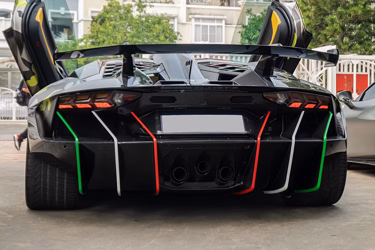 Ngoại thất của chiếc xe Lamborghini Aventador này trở nên vô cùng hầm hố khi được chủ nhân trang bị gói độ Duke Dynamics với các phong cách khác nhau từ Aventador S, Aventador SVJ và đến cả siêu phẩm Centenario cũng được xuất hiện.