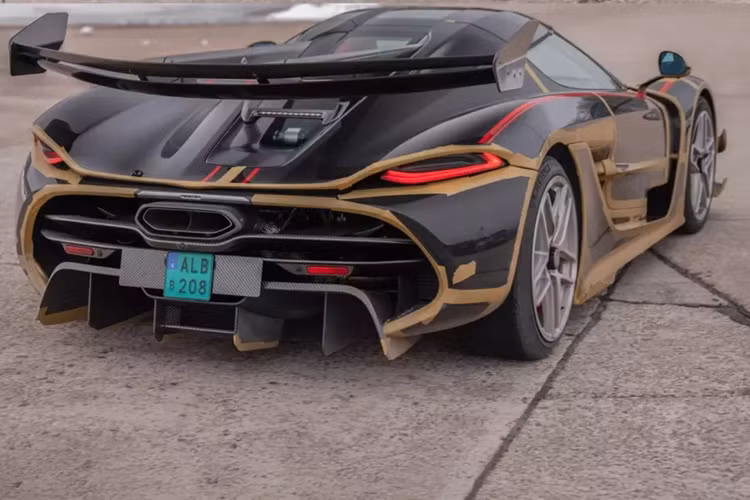 Theo đó, chiếc Koenigsegg Jesko số khung 7395 với màu sơn carbon trần cùng sọc đỏ được cho là thuộc sở hữu của 1 khách hàng đến từ Campuchia, nhưng danh tính chính xác chưa được công bố, chỉ biết anh sở hữu bộ sưu tập xe rất đáng ngưỡng mộ và ở nước bạn, số lượng đại gia chơi xe megacar rất nhiều.