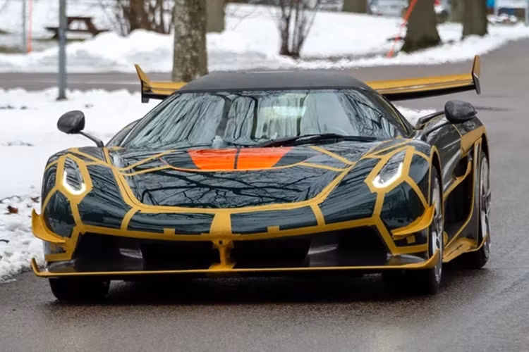Chiếc xe Koenigsegg Jesko này có màu Clear Carbon và 2 sọc màu đỏ chạy trước đầu xe, bên hông. Má phanh cũng màu đỏ, vì là xe trong quá trình thử nghiệm nên sử dụng bộ mâm chuyên dụng, sau đó sẽ được thay bằng bộ mâm carbon đẹp mắt. Bên trong là hai màu Lingonberry Leather và Desiato Alcantara.