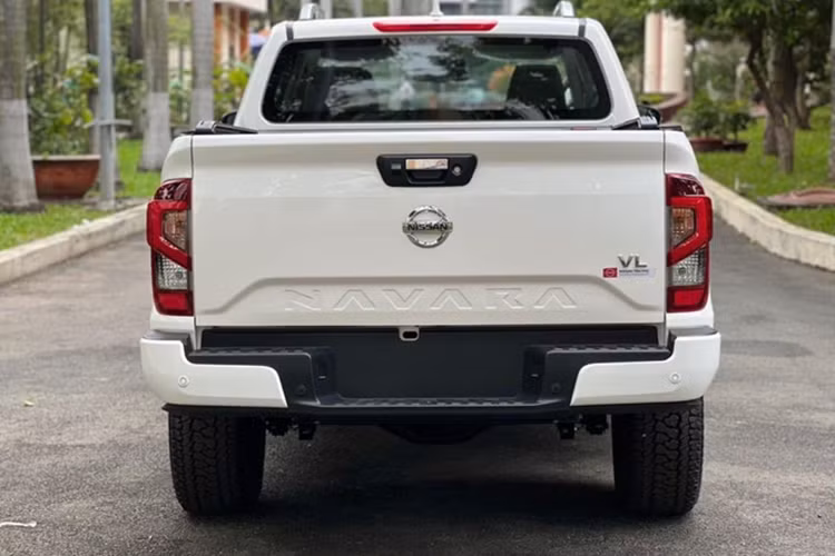 Về thông số kỹ thuật, Nissan Navara có kích thước dài x rộng x cao lần lượt 5.260 x 1.875 x 1.855 mm, cùng chiều dài cơ sở 3.150 mm. Thiết kế đầu xe nổi bật với lưới tản nhiệt cỡ lớn và các đường nét vuông vức, tạo cảm giác chắc chắn. Đèn pha trên bản EL sử dụng bóng halogen dạng chóa, trong khi VL và Pro4X trang bị đèn LED projector.
