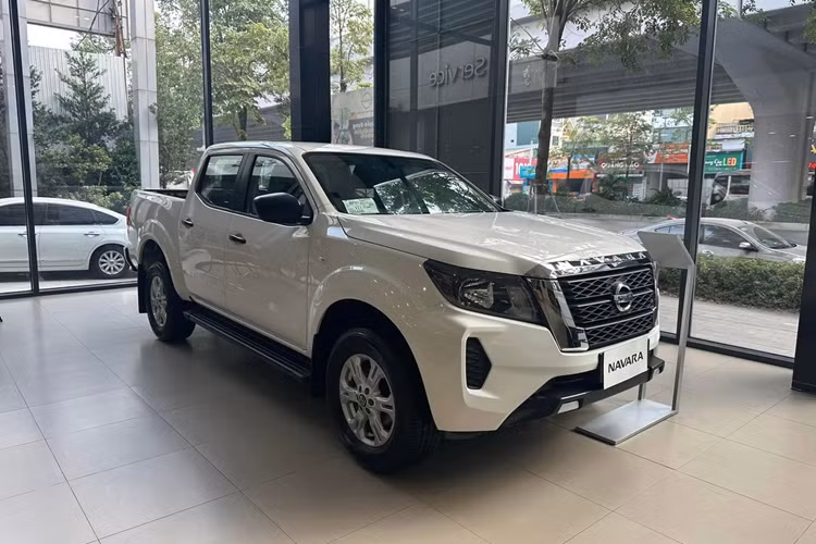 Về trang bị an toàn, Nissan Navara sở hữu các tính năng hỗ trợ lái như: camera 360 độ (có chế độ hỗ trợ địa hình), cảm biến lùi, hệ thống phanh ABS, EBD, BA, cân bằng điện tử, hỗ trợ khởi hành ngang dốc/đổ đèo và 6 túi khí. Tuy nhiên, mẫu bán tải này chưa được trang bị các công nghệ hỗ trợ lái nâng cao (ADAS) như Ford Ranger hay Mitsubishi Triton.