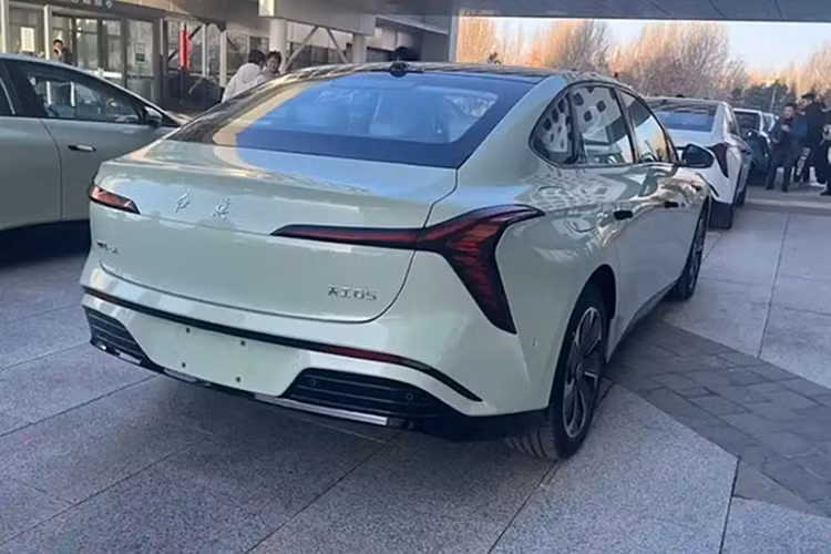 Phiên bản tiêu chuẩn của xe có thể chạy 550 km sau một lần sạc đầy pin. Con số tương ứng của phiên bản cao cấp nhất lên đến 750 km. Mức giá xe Hongqi Tiangong 05 2025 tại thị trường Trung Quốc hiện chưa được công bố.
