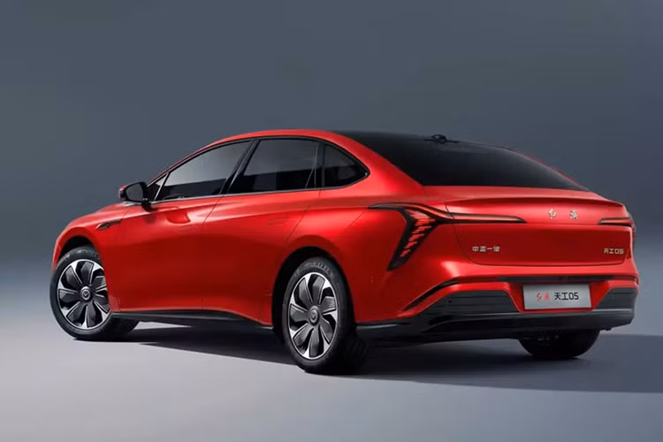 Cụm đèn pha của Hongqi Tiangong 05 có thiết kế sắc sảo, gợi liên tưởng đến MG4. Bên cạnh đó là tay nắm cửa nằm ẩn, bộ vành với thiết kế đa chấu khí động lực học và cụm đèn hậu LED mềm mại nhưng lại khá giống với xe Cadillac.