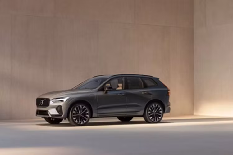 Ở lần “lên đời” này, Volvo XC60 2026 mới sở hữu thiết kế hiện đại với lưới tản nhiệt được thừa hưởng từ “đàn anh” XC90. Thay vì sử dụng kiểu truyền thống thì lưới tản nhiệt trên XC60 lại được tạo nên từ hàng loạt các đường chéo dày đặc, chồng lên nhau mang “bóng dáng” của BMW.