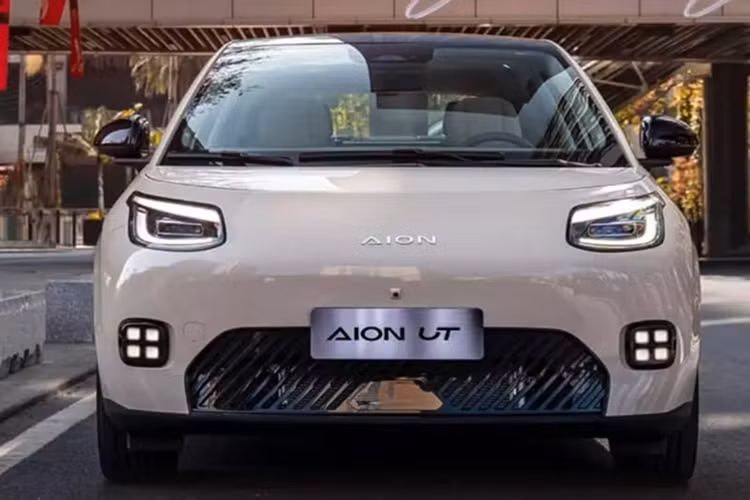 Vào ngày 28/2 vừa qua, GAC chính thức ra mắt Aion UT, xe được cung cấp với 5 phiên bản trong phạm vi hành trình CLTC là 330 km và 420 km. Mức giá xe GAC Aion UT từ 69.800 - 101.800 nhân dân tệ (9.600 - 14.000 đô la, khoảng 228 - 333 triệu đồng). Aion UT là mẫu xe toàn cầu thứ ba của GAC Aion .