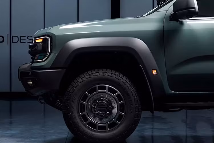 Bên trong xe, Super Duty sở hữu không gian nội thất khá giống các phiên bản còn lại của dòng Ford Ranger. Xe sở hữu vật liệu nhựa bền thay vì những bề mặt mềm mại, ghế bọc nỉ, bảng đồng hồ kỹ thuật số 8 inch và màn hình thông tin giải trí 12 inch đặt dọc.