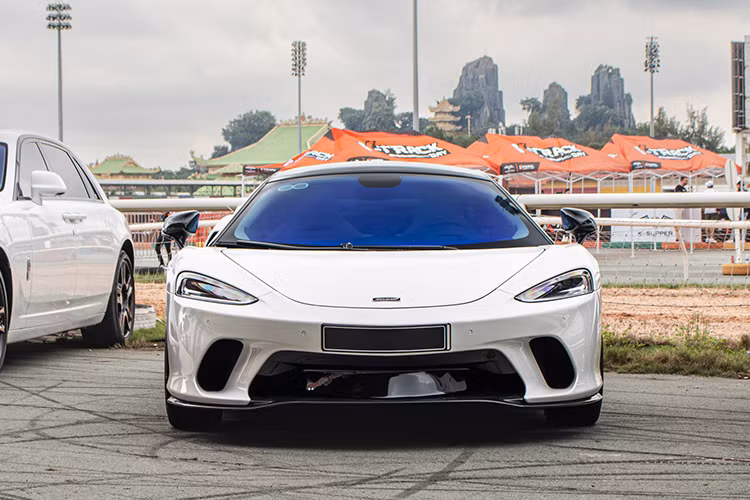 Giá xe McLaren GT nhập khẩu đầu tiên về Việt Nam này hiện vẫn chưa được tiết lộ, nhưng khi mới về Việt Nam nó có gia bán trên dưới 23 tỷ đồng tại đại lý tư nhân. Tại Mỹ, McLaren GT có giá bán khởi điểm từ 210.000 USD (khoảng 4,84 tỷ đồng), trong khi giá bán quy đổi ở Singapore là 13,2 tỷ đồng.