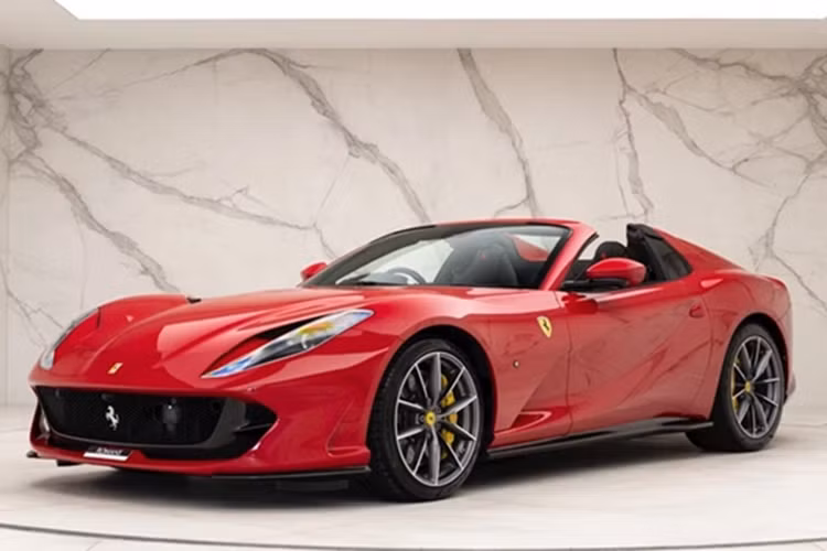 Tại thời điểm ra mắt, siêu xe mui trần Ferrari 812 GTS có giá bán trên 450.000 đô la, tương đương 10,5 tỷ đồng nhưng hiện tại, các xe cũ đã đều tăng giá từ 100.000 đô la đến 250.000 đô la, tùy theo độ mới, xe có option ra sao.