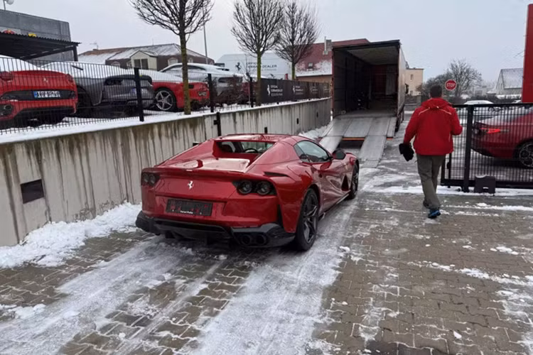 Hình ảnh do một người nhập xe chia sẻ lại cho thấy, chiếc siêu xe Ferrari 812 GTS mui trần đang được vận chuyển lên xe chuyên dụng trong thời tiết băng giá có tuyết để chuẩn bị vận chuyển về Việt Nam. Hiện chưa rõ là khi nào siêu ngựa mới xuất hiện ở nước ta.