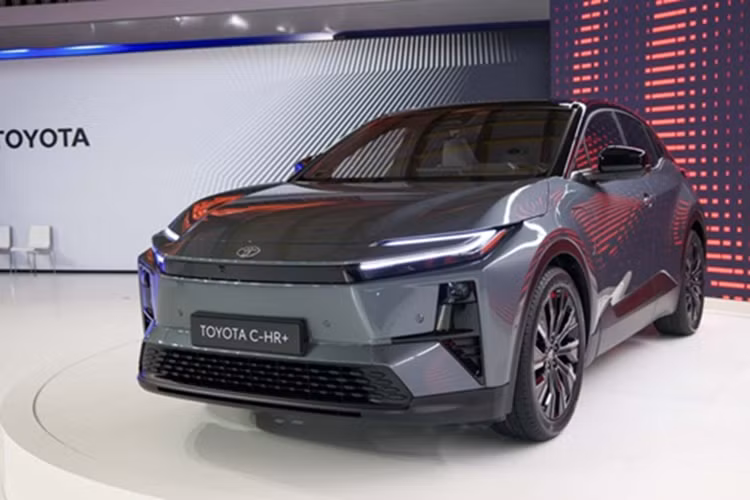  Toyota C-HR+ 2025 mới được xây dựng trên nền tảng e-TNGA của hãng xe Nhật Bản dành riêng cho xe điện (EV). Việc sử dụng nền tảng e-TNGA, C-HR+ có kích thước lớn hơn, dài 4.520 mm, rộng 1.870 mm, cao 1.595 mm và có chiều dài cơ sở là 2.750 mm.
