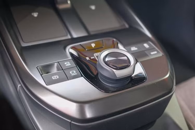 Toyota cung cấp tiện ích trên C-HR+ với không gian cốp xe 416 lít, cửa sổ trời toàn cảnh, cổng USB ở khoang sau và điều khiển điều hòa không khí. Tất cả các biến thể của C-HR+ sẽ được trang bị các tính năng của Toyota T-Mate, bao gồm bộ hệ thống an toàn chủ động Toyota Safety Sense và hệ thống hỗ trợ người lái.