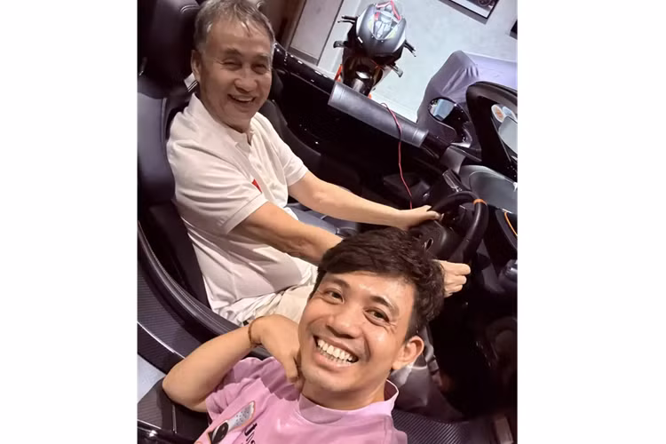 Theo chia sẻ của Minh Nhựa, bố anh nói rằng mua xe gì mấy năm mới ra được biển số, nhưng khi vào ngồi thử đã nhanh chóng cảm nhận thấy rõ sự khác biệt so với nhiều chiếc xe trước mà con trai từng sở hữu.