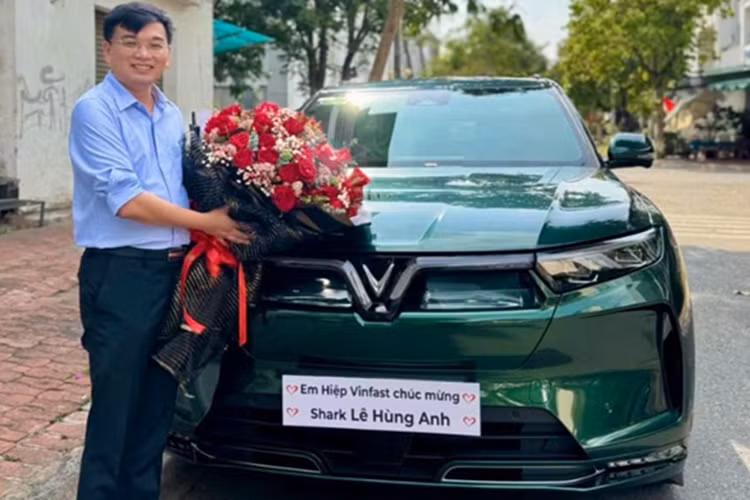 Shark Hùng Anh được biết đến là giám đốc điều hành của tập đoàn Quốc tế đa ngành BIN Corporation Group với 10 thương hiệu hoạt động toàn cầu. Anh từng xuất hiện với vai trò “cá mập” trên chương trình Shark Tank Việt Nam mùa 5. Mới đây, doanh nhân này đã khoe trên trang cá nhân tậu chiếc SUV điện VinFast VF9 mới.