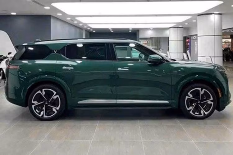 VinFast VF9 cuả Shark Lê Hùng Anh lựa chọn là dòng SUV thuần điện cao cấp nhất thương hiệu VinFast. Xe có kích thước tổng thể dài x rộng x cao tương ứng là 5.118 x 2.254 x 1.696 mm. Mẫu SUV được cung cấp với 2 phiên bản Eco và Plus. Tuy nhiên, không rõ chiếc xe Shark Hùng Anh mua thuộc bản nào.