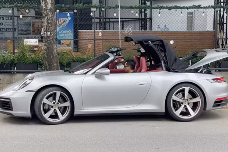 Chiếc xe thể thao mui trần Porsche 911 Carrera S Cabriolet của Thái Công đặt mua chính hãng, xe có màu xám, mui đen và nội thất đỏ đẹp mắt.