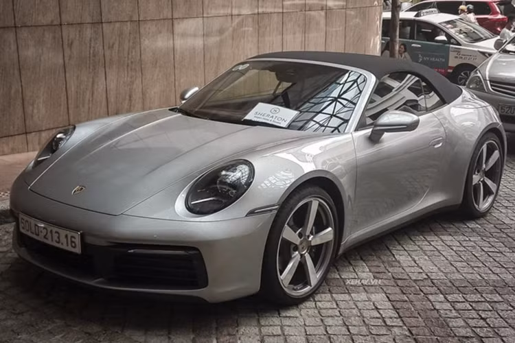 Sở hữu xe thể thao Porsche 911 Carrera Cabriolet, nhà thiết kế Thái Công chỉ cần nhấn nút là phần mui xếp mềm của xe dễ dàng xếp gọn gàng phía sau. Thời gian đóng mở mui xe Porsche 911 Carrera Cabriolet có thể dao động từ 12 đến 14 giây.