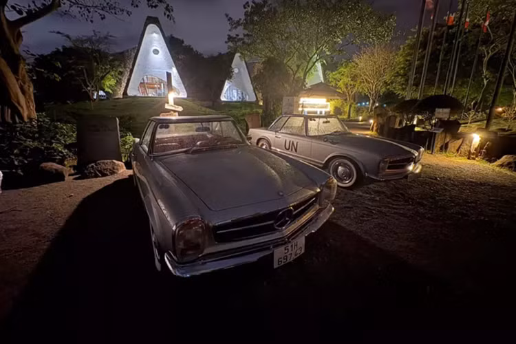  Mercedes-Benz SL cổ điển là 1 dòng xe thể thao khá thú vị, nó trở nên nổi tiếng với chiếc xe 300SL cửa cánh chim đẹp mắt, nhưng các phiên bản sau đó cũng nhận được sự quan tâm, là 1 người đam mê thương hiệu ngôi sao 3 cánh