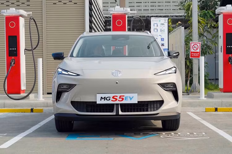 Hiện chưa rõ sau Malaysia, MG S5 EV có được bán ở Việt Nam hay không. Hiện MG đang phân phối 2 mẫu ô tô điện ở Việt Nam là MG4 EV và Cyberster. Nếu về Việt Nam, MG S5 EV sẽ là đối thủ cạnh tranh của VinFast VF7.