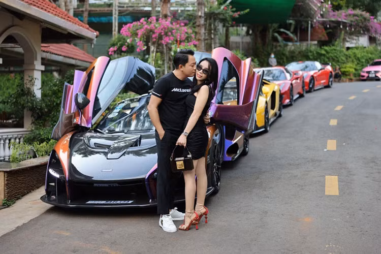 Theo đó, trên trang mạng xã hội tay chơi siêu xe Hoàng Kim Khánh đã đăng tải hình ảnh của 5 chiếc xe bao gồm: Lamborghini Aventador S, Ferrari SF90 Stradale, Ferrari 488 Pista Spider, Aston Martin V8 Vantage và Porsche 911 Turbo S, cùng dòng trạng thái: “Bye nhé, đi về núi nhé cưng”. Câu nói ngắn gọn nhưng đầy ẩn ý khiến nhiều người cho rằng, 5 mẫu xe này có thể sẽ về với “vua cafe” Đặng Lê Nguyên Vũ.