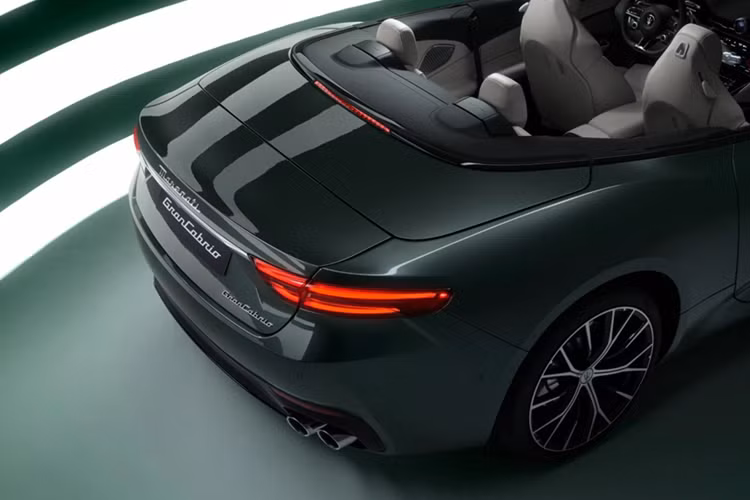 Về ngoại thất, GranCabrio bản tiêu chuẩn có thiết kế tương tự GranTurismo Modena trước đây. Mui mềm của xe có thể đóng/mở trong 14 giây, ngay cả khi xe đang di chuyển với tốc độ tối đa 50 km/h. Mẫu xe được giới thiệu với màu sơn xanh Verde Giada, kết hợp cùng mâm Crio kích thước 20 inch ở trục trước và 21 inch ở trục sau, đi kèm cùm phanh màu đen.