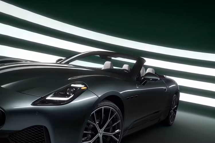 Đặc biệt phiên bản tiêu chuẩn của cả Maserati GranTurismo lẫn GranCabrio không còn gọi là "Modena" và logo đặc trưng của phiên bản này cũng không xuất hiện trên thân xe. Thay vào đó, Maserati gọi ngắn gọn đây là "GranCabrio 490-CV".