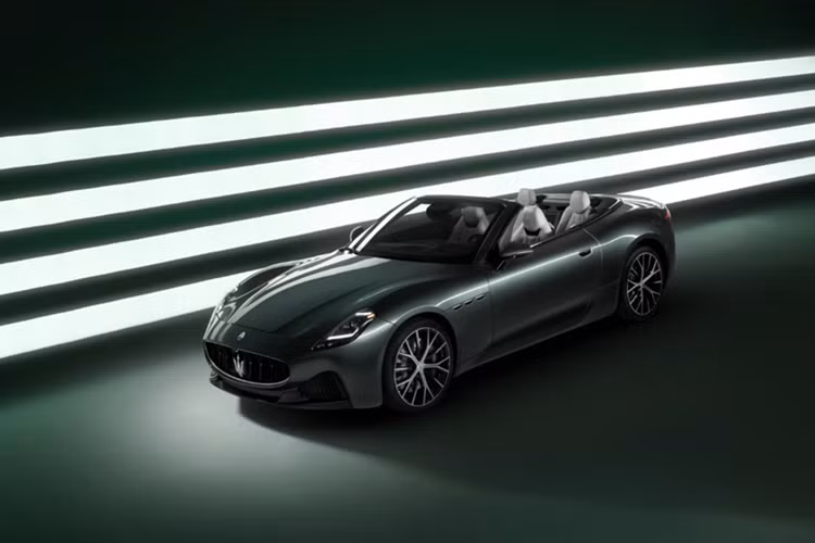 Maserati GranCabrio tieu chuan manh 490 ma luc, tu 4,58 ty dong