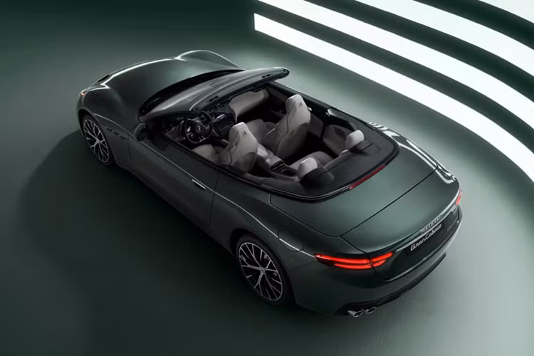 Về động cơ, GranCabrio bản tiêu chuẩn sử dụng máy V6 twin-turbo 3.0L, sản sinh công suất tối đa 490 mã lực và mô-men xoắn cực đại 600 Nm. Khả năng tăng tốc của chiếc mui trần này từ 0 lên 100 km/h trong 3,9 giây, tốc độ tối đa 302 km/h – tương đương với thông số của GranTurismo.