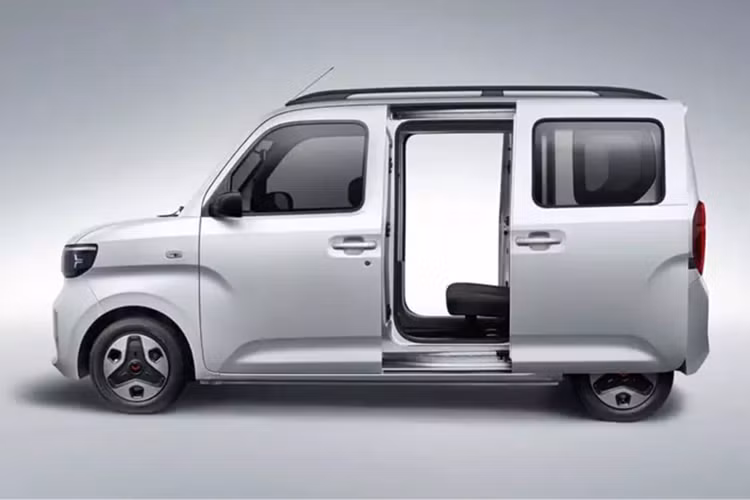 Ngoài ra, có 20 lỗ lắp ren tiêu chuẩn M6 trên khắp xe để mở rộng thêm không gian lưu trữ, theo quan chức này. Bên trong, buồng lái có bảng điều khiển 4,2 inch kết hợp với radio ở giữa bảng điều khiển và các cửa thoát khí hình chữ nhật.