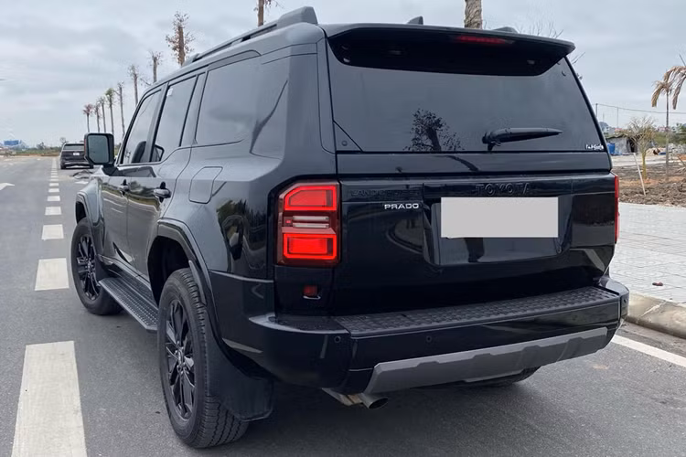 Bộ mâm trang bị trên xe chính hãng là loại đa chấu kích thước 20 inch, sơn đen toàn bộ. Phía đuôi xe, Toyota Land Cruiser Prado 2024 được bổ sung cụm đèn hậu nằm dọc mới, cũng lấy cảm hứng từ Land Cruiser J60. Ở thế hệ mới, xe không dùng cửa cốp mở sang ngang như đời trước mà được trang bị cửa cốp mở lên trên.
