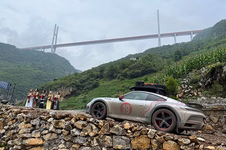 Dòng xe thể thao Porsche 911 Dakar chỉ được sản xuất giới hạn 2.560 chiếc trên toàn thế giới, nhưng hiện đã có 4 chiếc được mang về, xe sử dụng khối động cơ xăng 6 xi-lanh thẳng hàng, tăng áp kép, dung tích 3.0 lít, sản sinh công suất tối đa 473 mã lực và mô-men xoắn cực đại 570 Nm.