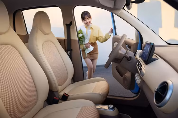 So với phiên bản 3 cửa, Wuling Hongguang Mini EV 5 cửa dài hơn 336 mm, rộng hơn 17 mm, thấp hơn 43 mm trong khi chiều dài cơ sở tăng đến 250 mm. Nhờ sự thay đổi về mặt kích thước, xe được trang bị không gian nội thất rộng rãi hơn. Dung tích cốp xe cũng đã tăng lên thành 123 lít hoặc 745 lít nếu gập hàng ghế sau.
