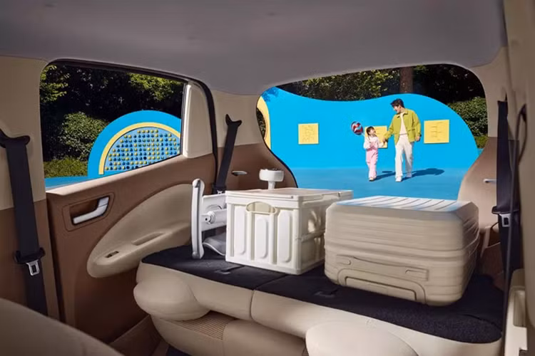Không có gì ngạc nhiên khi Wuling Hongguang Mini EV 5 cửa có kích thước lớn hơn phiên bản 3 cửa cũ. Được phát triển dựa trên cơ sở gầm bệ Tianyu S, xe sở hữu kích thước dài x rộng x cao lần lượt 3.256 x 1.510 x 1.578 mm và chiều dài cơ sở 2.190 mm.