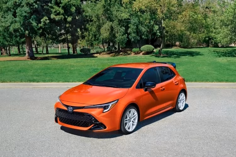 Đây là mẫu xe được lấy cảm hứng từ Toyota Corolla FX được sản xuất năm 1987. Chiếc xe Toyota Corolla FX 2026 mới giữ nguyên thiết kế khung gầm và thông số động cơ từ Corolla tiêu chuẩn tại Mỹ.
