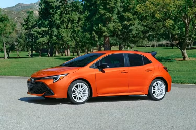 Toyota Corolla FX Edition 2026 còn có cụm đồng hồ 7 inch sau vô lăng, màn hình cảm ứng giải trí 8 inch, sạc không dây, hệ thống trợ hỗ trợ người lái nâng cao Toyota Safety Sense 3.0...