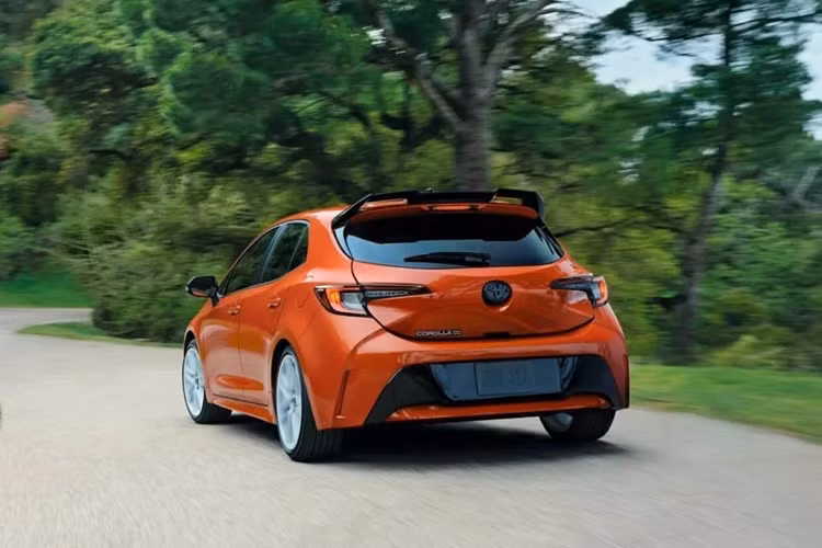 Nội thất Toyota Corolla FX Edition có tông màu đen làm chủ đạo và đường chỉ khâu màu cam tạo tương phản. Các đường chỉ khâu xuất hiện tại vô lăng, tapi cửa, taplo, cần số, ghế... Ghế ngồi dạng Sport Touring ôm sát người lái, tích hợp tựa đầu.