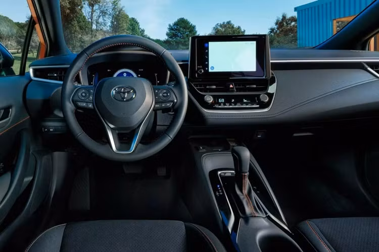 Toyota Corolla FX Edition 2026 giữ nguyên thiết kế khung gầm tương tự như Corolla tiêu chuẩn đang được bán tại Mỹ.