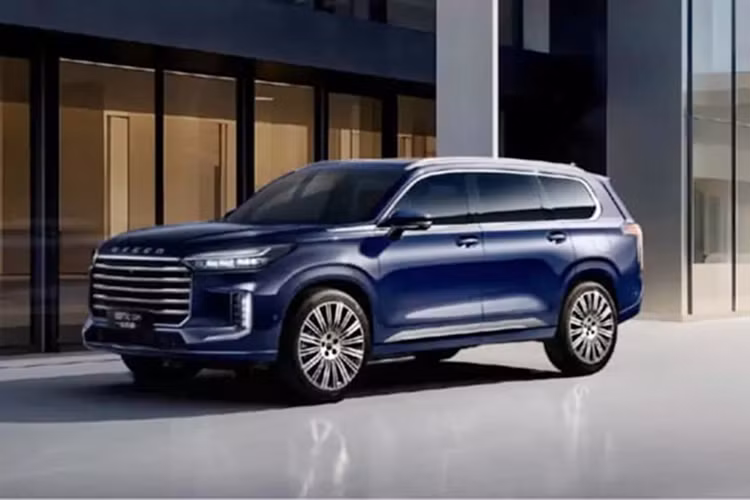 Xe SUV ba hàng ghế plug-in hybrid Exeed VX C-DM của Chery với công suất 610 mã lực và phạm vi hỗn hợp lên tới 1.300 km đã bắt đầu được bán trước tại Trung Quốc với giá khởi điểm là 239.900 nhân dân tệ (33.085 USD). Sau khi ra mắt thị trường trong nước, chiếc xe này sẽ có mặt trên thị trường nước ngoài.