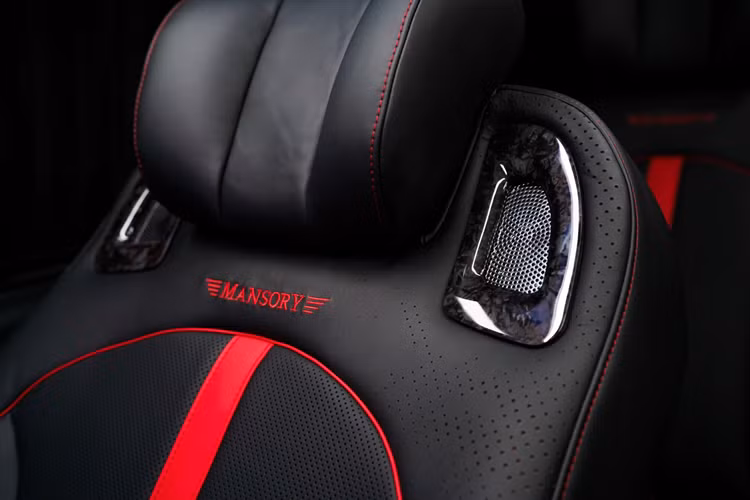 Nội thất của V-Class độ MANSORY ấn tượng với hàng ghế dành cho thương gia 4 chỗ ngồi với 2 cấu hình 4 ghế xoay vào nhau với bàn tròn ở trung tâm hoặc 2 ghế thương gia bên trên và 2 ghế ở hàng thứ 3.