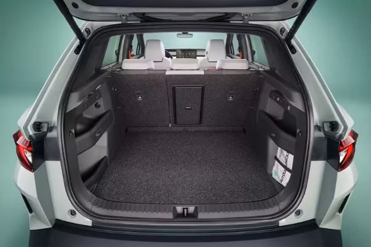 Nội thất của Skoda Elroq vRS nổi bật với các chi tiết trang trí màu xanh lá, cùng chất liệu Alcantara trên mặt táp-lô, ghế ngồi, cụm điều khiển trung tâm, bệ tì tay và nhiều vị trí khác.