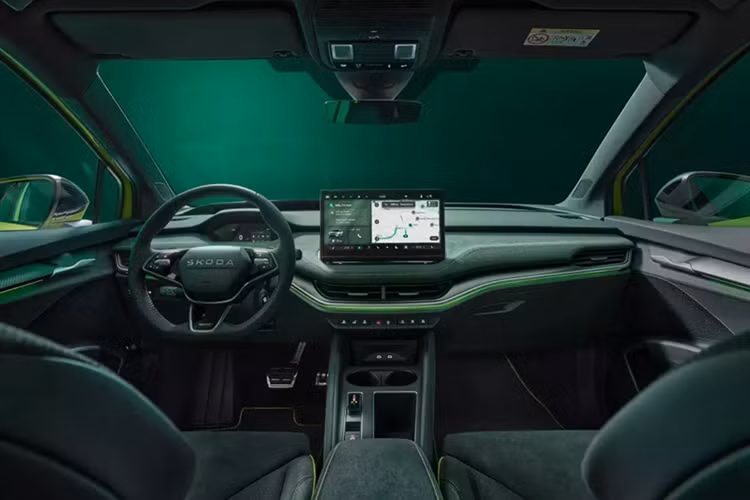 Chưa hết, Skoda Elroq vRS còn sử dụng pin 84 kWh, mang đến phạm vi hoạt động 550 km theo tiêu chuẩn WLTP. So với Skoda Elroq 85 đã ra mắt trước đó, phạm vi hoạt động của xe giảm 32 km dù dùng chung pin. Bù lại, Elroq vRS là mẫu xe sạc nhanh nhất của Skoda cho đến thời điểm hiện tại. 