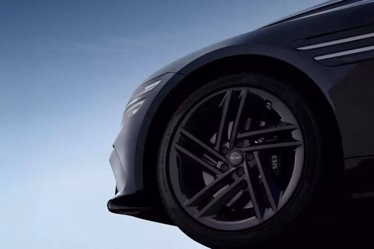 Genesis G80 Black bản đặc biệt sử dụng mâm xe 5 chấu bằng hợp kim màu đen bóng với kích thước 20 inch, kết hợp nắp chụp tại trung tâm la-zăng gợi nhớ thiết kế của Rolls-Royce.