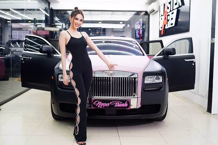 Trước đó vào tháng 4/2021, "nữ hoàng nội y" Ngọc Trinh đã gây bất ngờ khi chia sẻ hình ảnh 1 chiếc xe siêu sang đắt đỏ Rolls-Royce Ghost trong màu áo đen nhám nửa thân dưới và nửa trên có màu hồng.