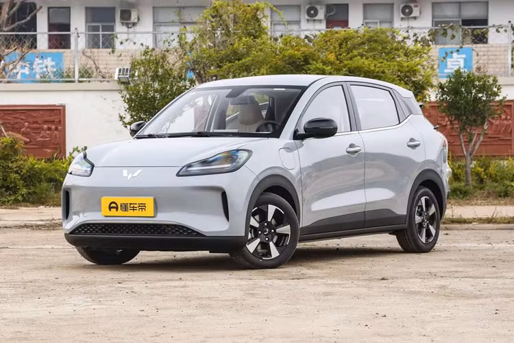 Ngược lại, mức giá xe Wuling Bingo phiên bản có tầm hoạt động 410 km có mức giảm ít hơn từ 84.800 NDT (tương đương 11.600 USD) (khaongr 295 triệu đồng) xuống mức giá bán lẻ đề xuất mới là 82.800 NDT (tương đương 11.350 USD) (khoảng 289 triệu đồng).