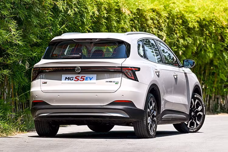 Về an toàn, MG S5 EV được trang bị công nghệ ADAS với nhiều tính năng như: phanh khẩn cấp tự động, cảnh báo va chạm trước, kiểm soát hành trình thích ứng, hỗ trợ giữ làn, cảnh báo chệch làn, cảnh báo điểm mù, cảnh báo phương tiện cắt ngang phía sau, cảnh báo mở cửa.